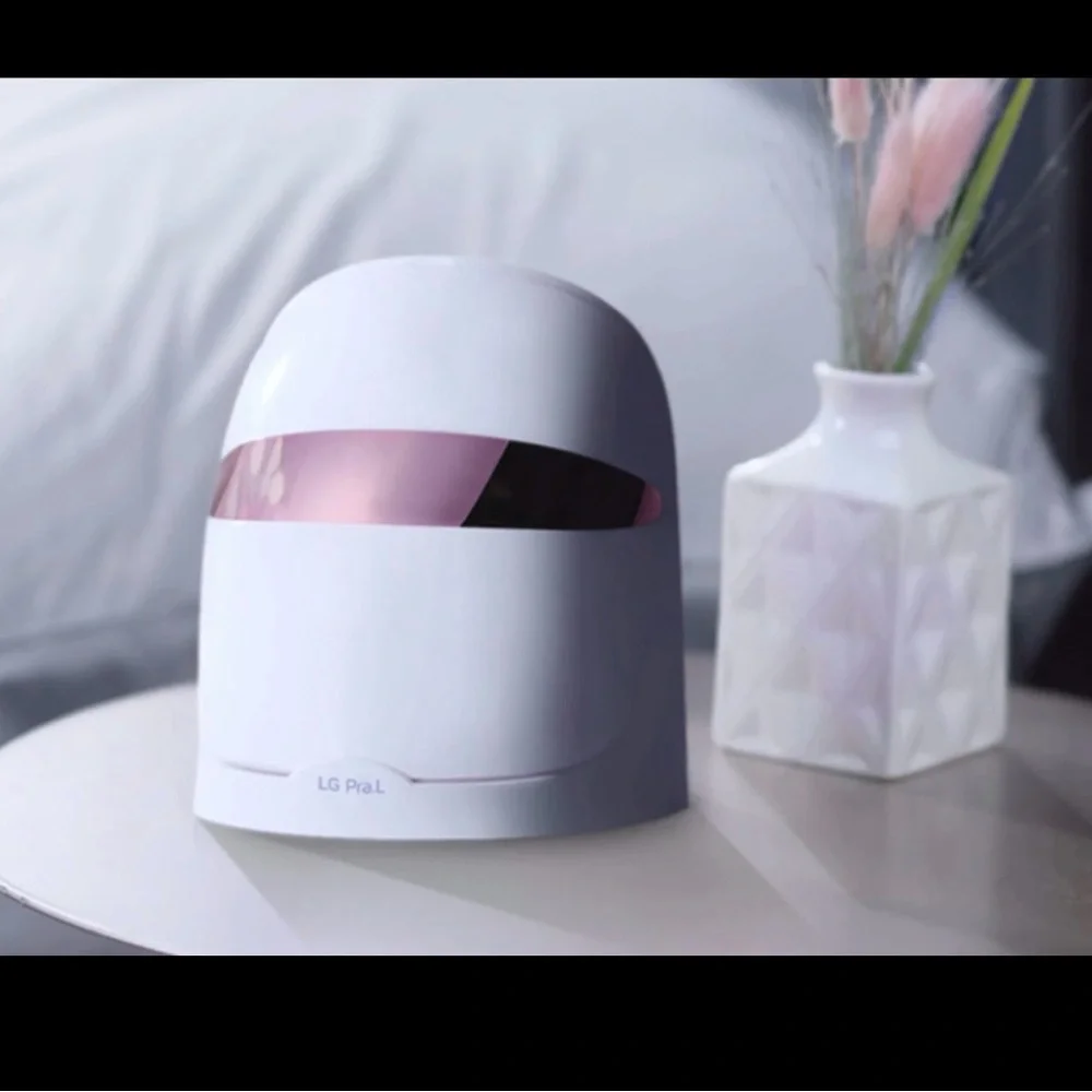 LG Pra.L VR Headset in White and Pink